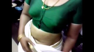 Mallu aunty exposed her juicy boobs and navel
